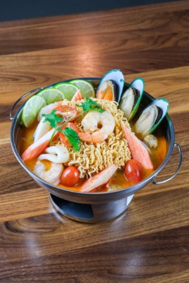 "Mama" Tom Yum Noodles Hot Pot